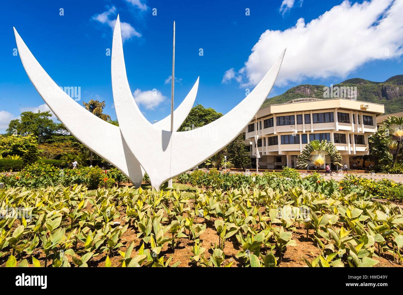 Seychelles, Isola di Mahe, Victoria, monumento bicentenario 1778-1978, opera eretta nel 1978 dall'artista italiano Lorenzo Appiani, commemora il bicentenario della città di Victoria, fondata come una città di istituzione del re nel 1778 dal francese Charles Routier de Romainville, queste tre coppie di ali simboleggiano i tre continenti di origine della Popolazione delle Seychelles, un inno alla mescolanza etnica per una popolazione derivata da Africa, Europa e Asia, Morne Seychellois in background Foto Stock