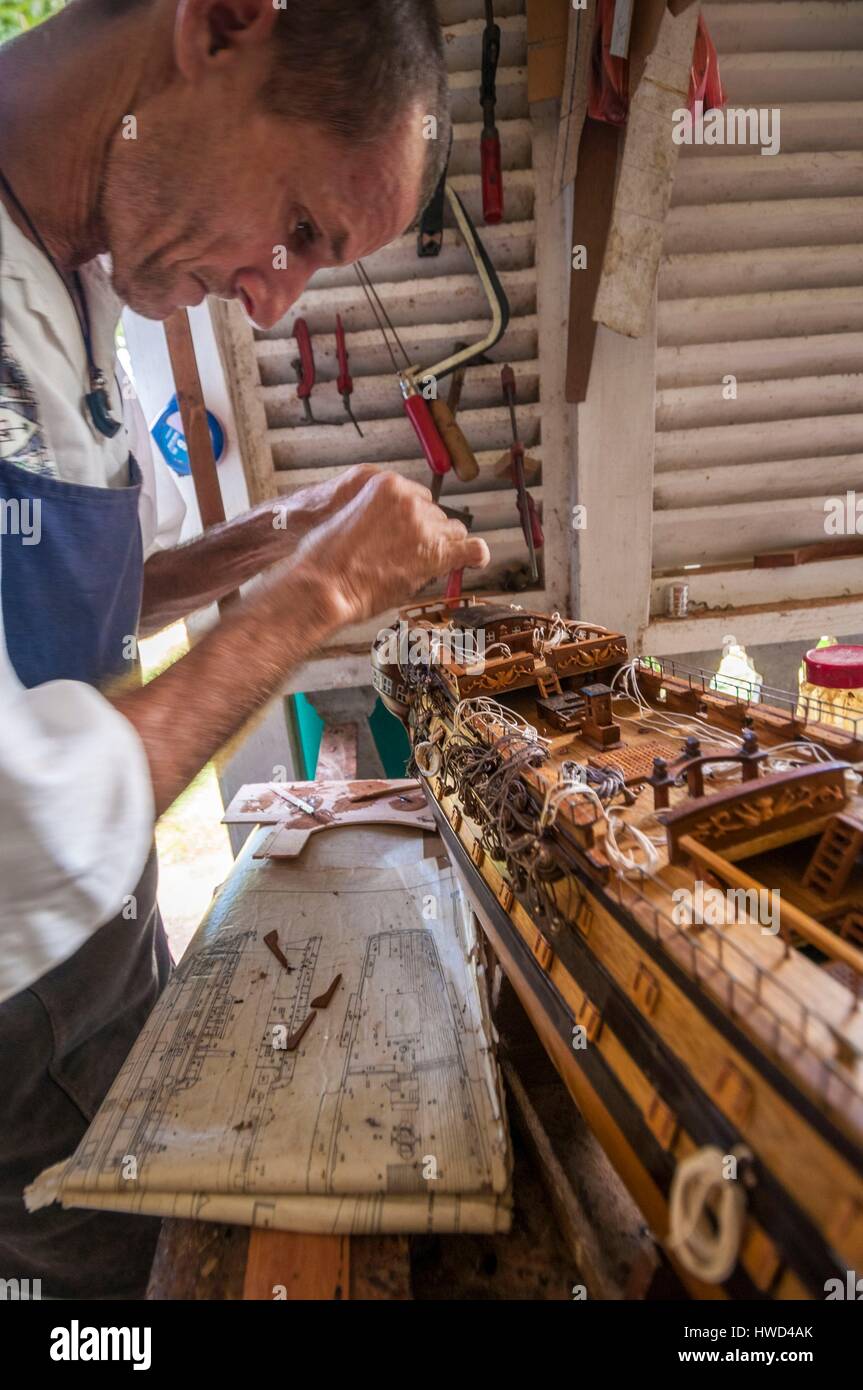 Seychelles, Isola di Mahe, Le Cap, presso il villaggio artigianale, la competenza di La Marine del workshop di Jean-Louis MARCHESSEAU che crea le riproduzioni di famose navi, è riconosciuto in tutto il mondo Foto Stock