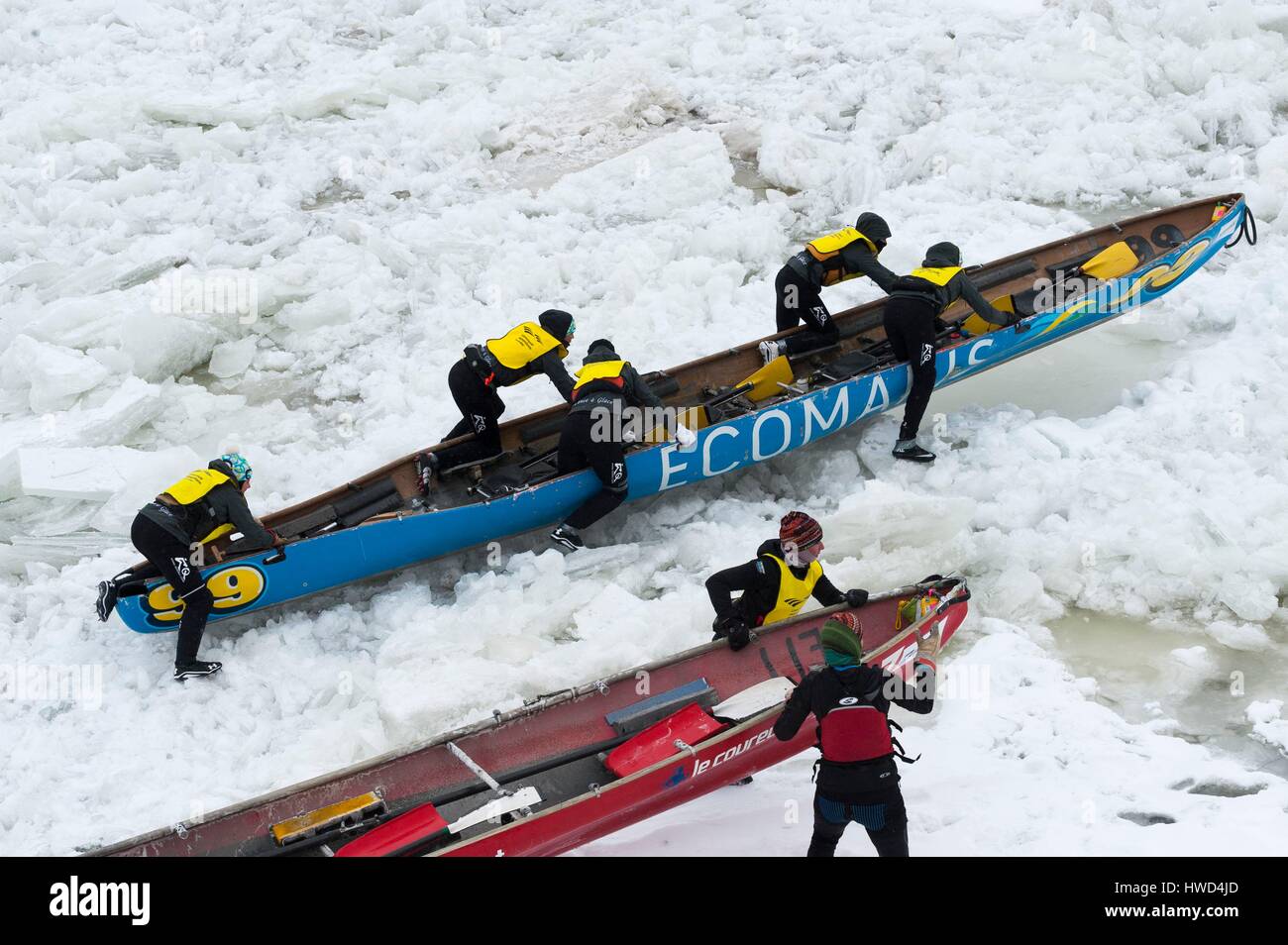 Canada, Provincia di Quebec Quebec City, Quebec Winter Carnival, il ghiaccio canoa gara di Saint Laurent river Foto Stock