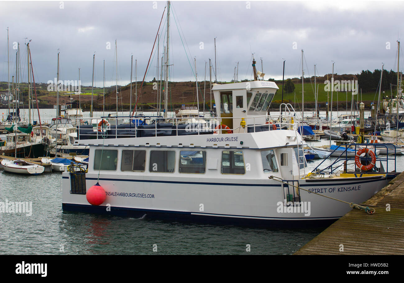 Il piccolo turista cruiser lo spirito di Kinsale legato fino al porto a Kinsale nel sughero della contea sulla costa sud dell'Irlanda. Foto Stock