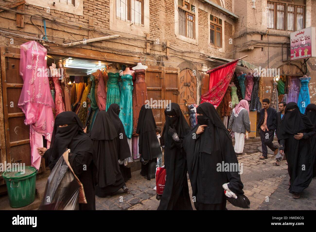 Yemen, vestiti di tutti i colori sono in vendita nel souk di Sanaa, donne in chador indossare in privato molto abiti colorati Foto Stock