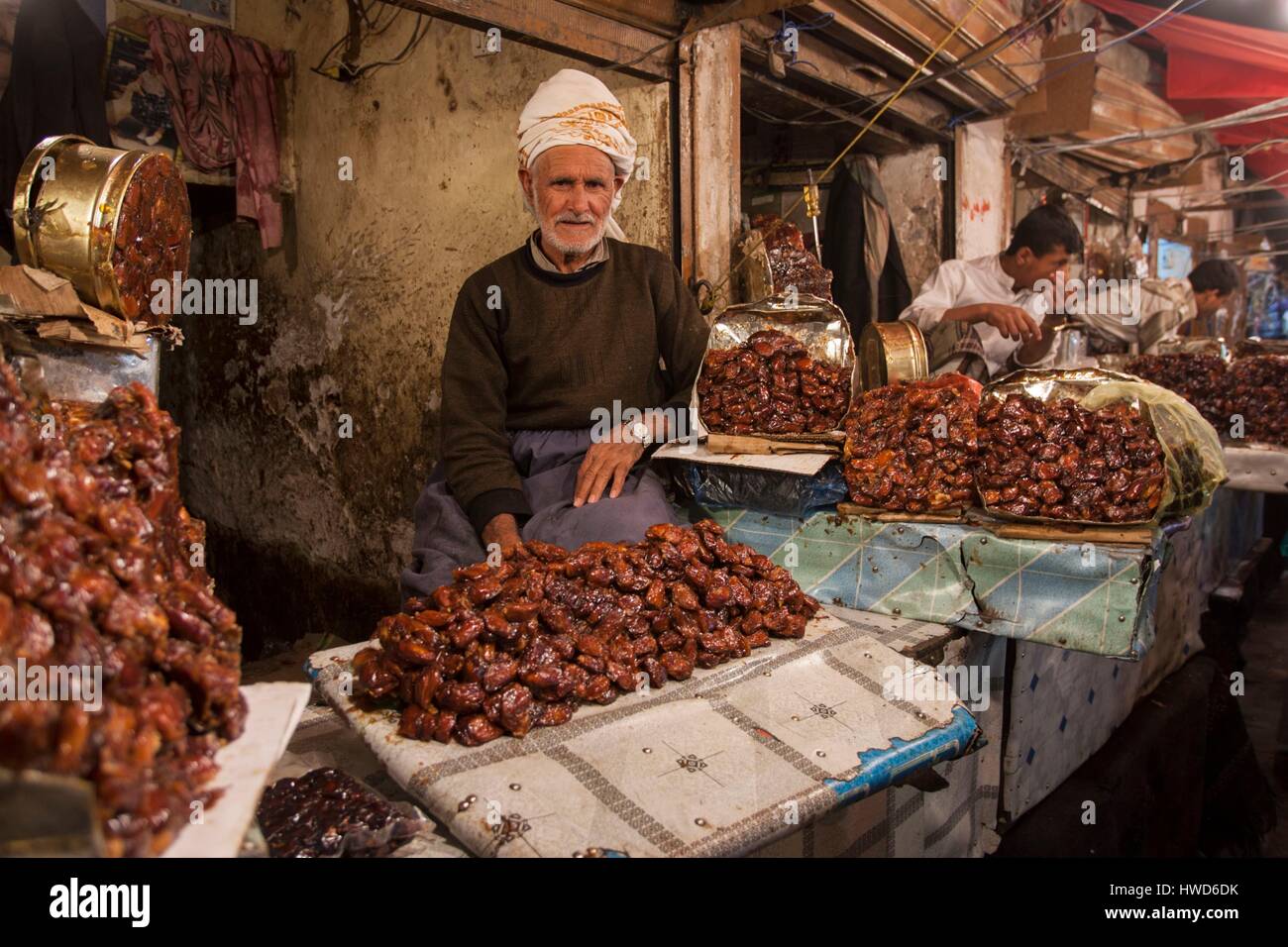 Yemen, un venditore di date nel souk di Sana'a Foto Stock