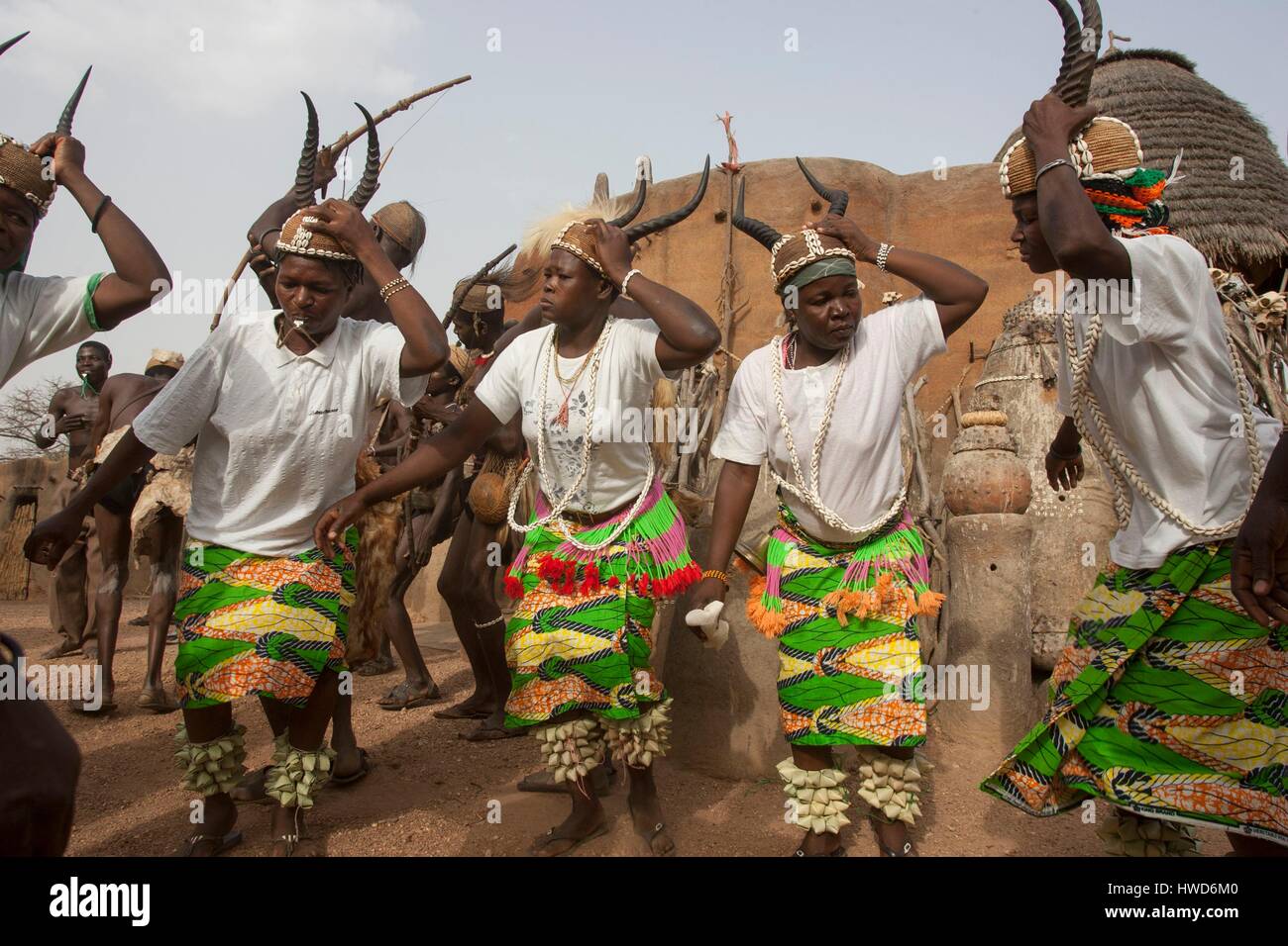 Il Togo, regione settentrionale, Tamberma dance per conciliare le esigenze di feticci degli antenati collocato di fronte all'ingresso della casa, il tatas sono elencati come Patrimonio Mondiale dell'Umanità Foto Stock