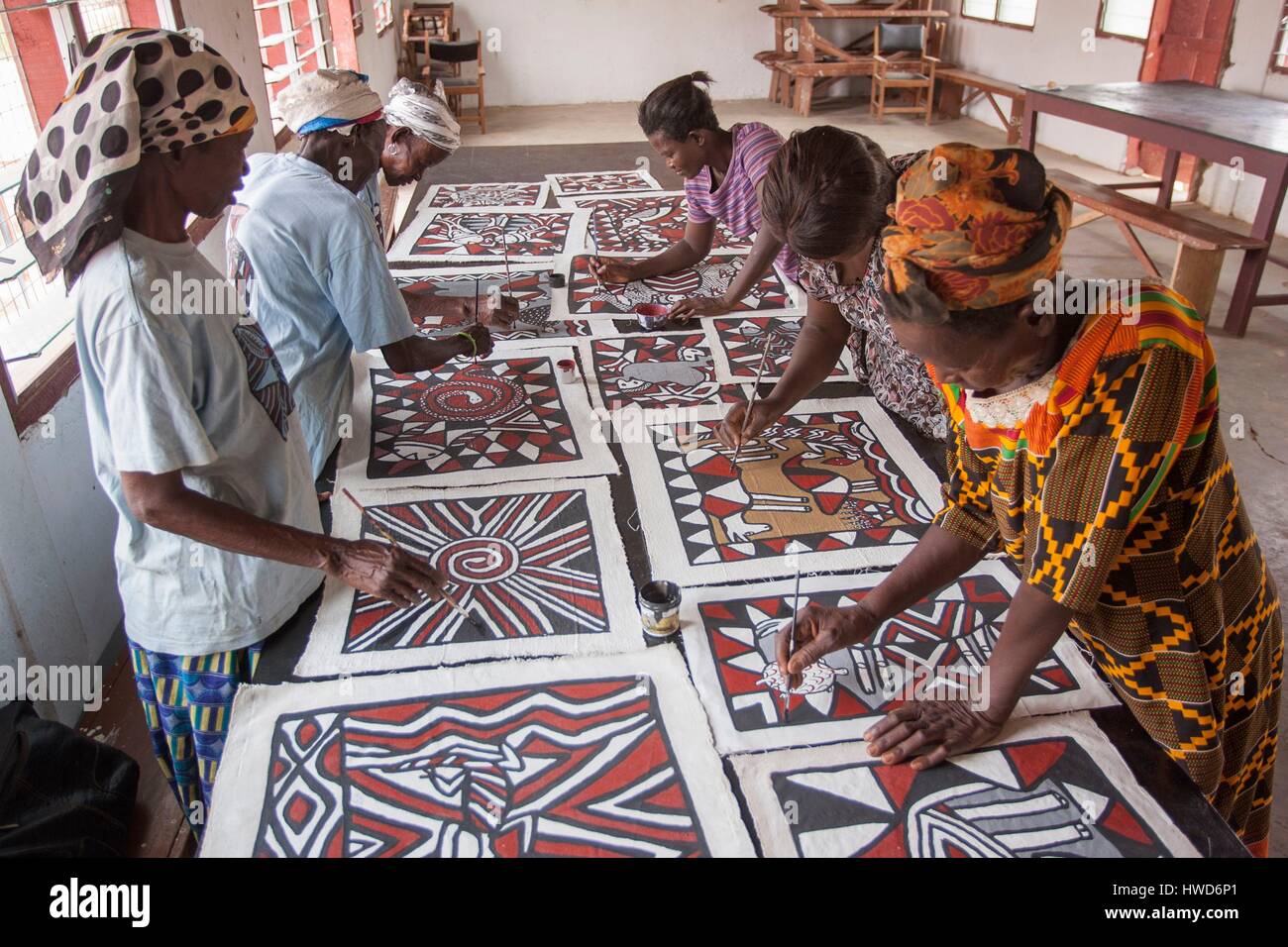 Il Ghana, la regione settentrionale, il Swopa (Sirigu organizzazione di donne per le ceramiche e arte), che riunisce 24 Gurunsi le donne che sono ansiosi di mantenere la tradizione della ceramica e pittura nel loro villaggio Foto Stock