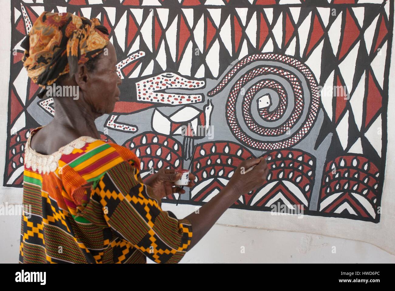 Il Ghana, la regione settentrionale, il Swopa (Sirigu organizzazione di donne per le ceramiche e arte), che riunisce 24 Gurunsi le donne che sono ansiosi di mantenere la tradizione della ceramica e pittura nel loro villaggio Foto Stock