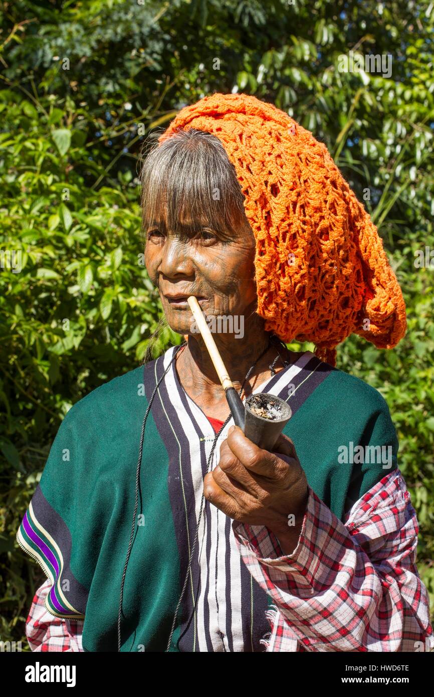 Myanmar (Birmania), Stato Chin Stato, mento della donna con il tubo Foto Stock