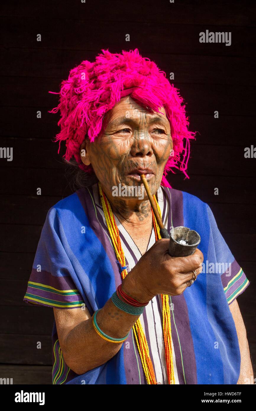 Myanmar (Birmania), Stato Chin Stato, mento della donna con il tubo Foto Stock