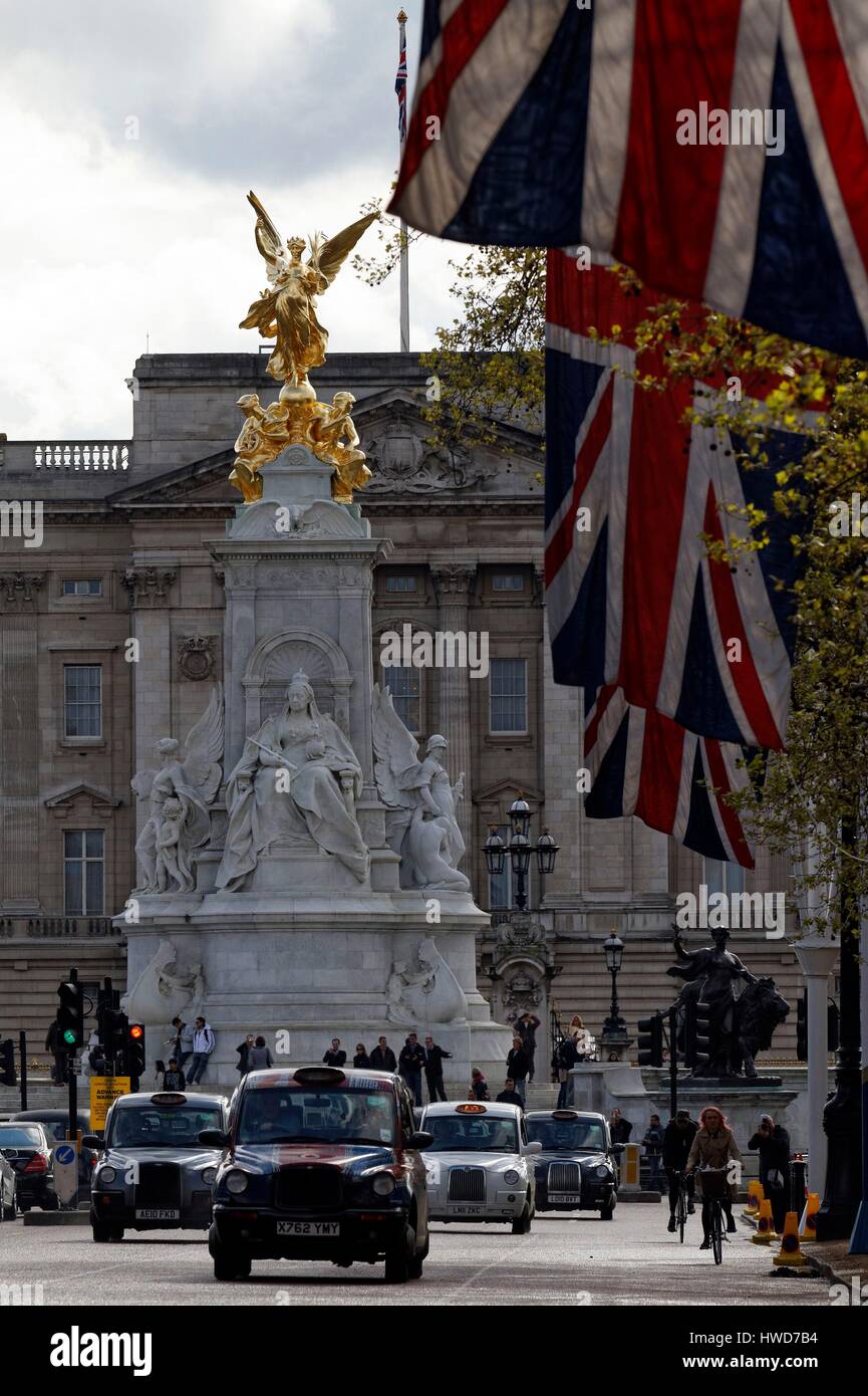 Regno Unito, Londra, taxi sul Mall, Queen Victoria Memorial e Buckingham Palace in background Foto Stock