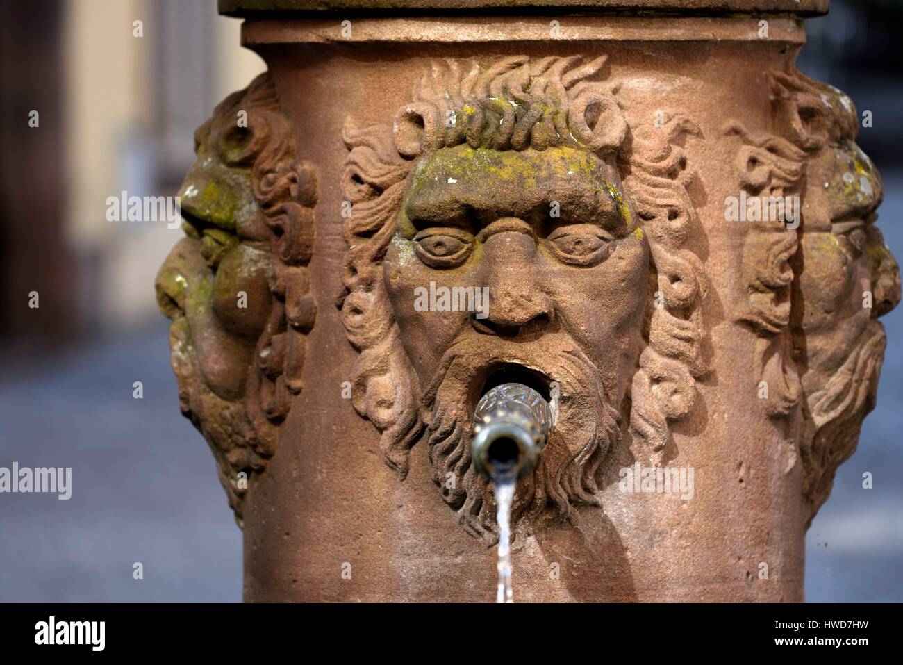 Francia, Territoire de Belfort, Belfort, Place de la petite Fontaine e Grand Rue, la fontana datata 1617-1953 Foto Stock