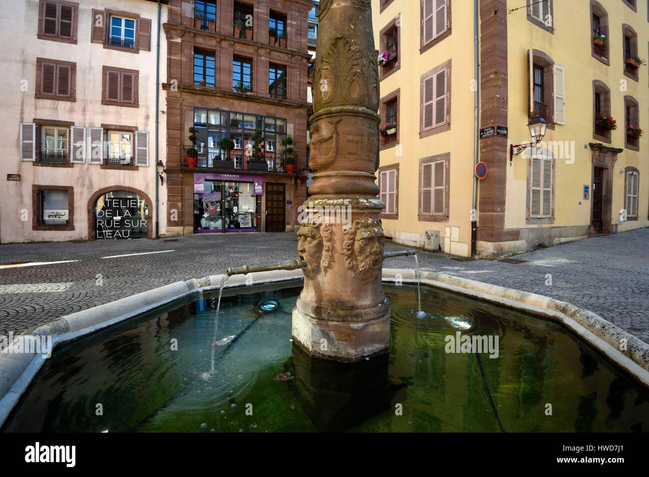 Francia, Territoire de Belfort, Belfort, Place de la petite Fontaine e Grand Rue, la fontana datata 1617-1953 Foto Stock