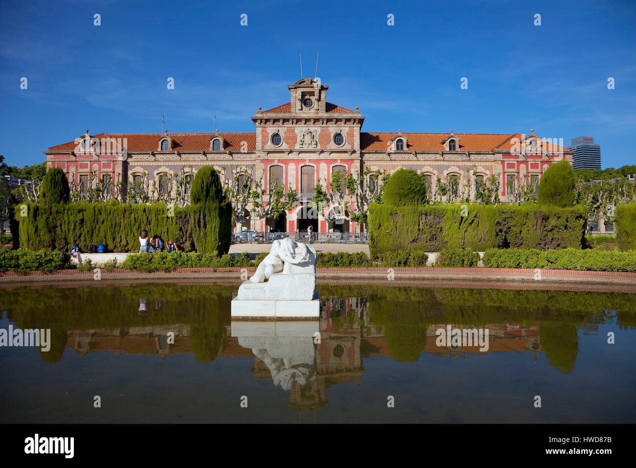 In Spagna, in Catalogna, Barcellona, Parc de la Ciutadella, la desolazione statua dopo scultore Josep Llimona in primo piano e il Parlamento della Catalogna in background Foto Stock