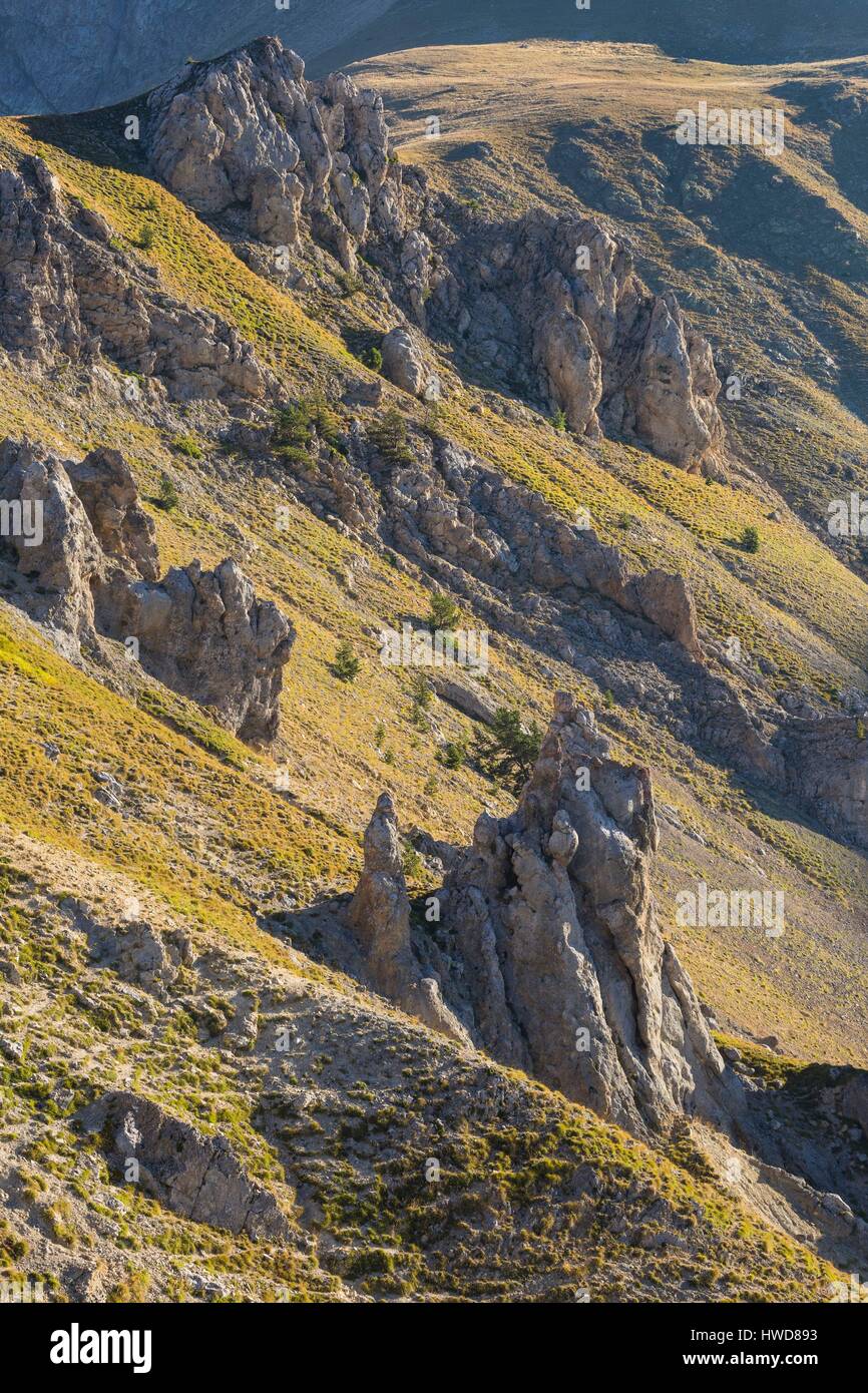 Francia, Alpes Maritimes, Valdeblore, moprning luci su ripide rocce Foto Stock