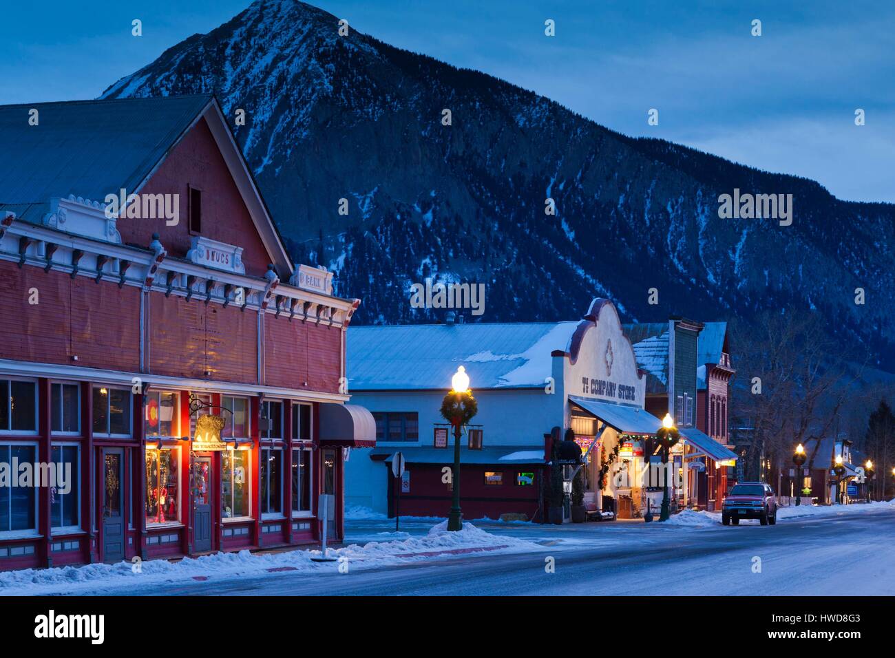 Stati Uniti, Colorado, Crested Butte, edifici storici lungo Elk Avenue, inverno, alba Foto Stock