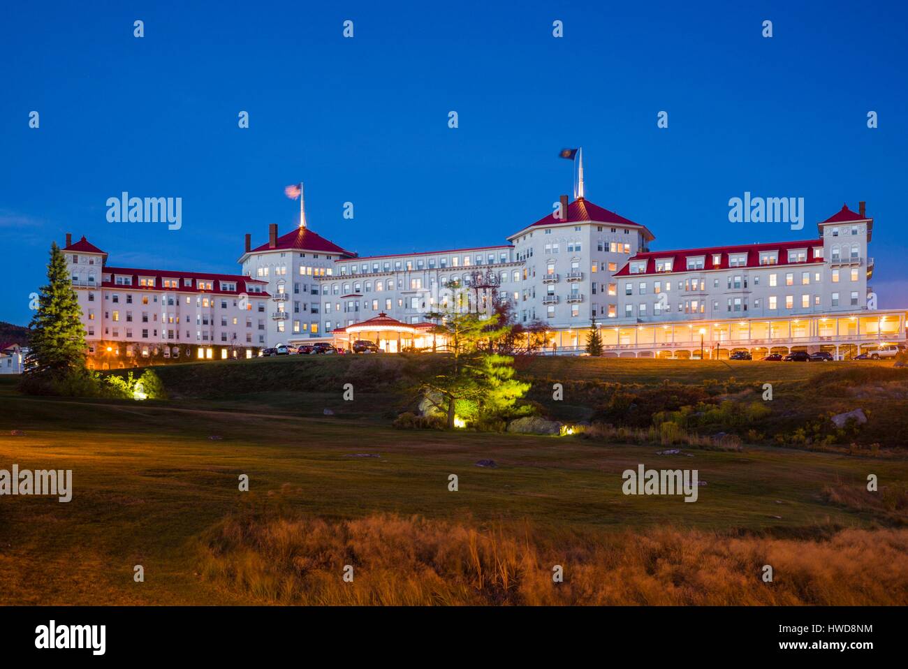 Stati Uniti, New Hampshire, White Mountains, le istituzioni di Bretton Woods, il Mount Washington Hotel, esterna, sera Foto Stock