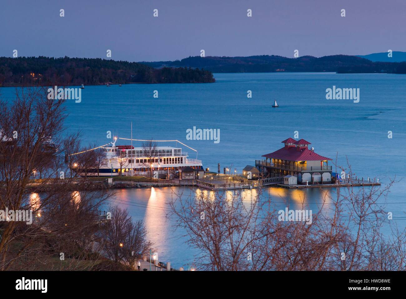 Stati Uniti, Vermont, Burlington, Lago Champlain, imbarcazione turistica, crepuscolo Foto Stock