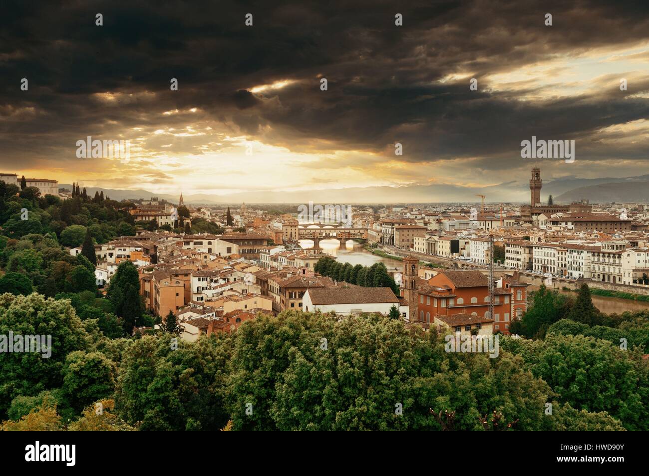 Orizzonte di Firenze vista dal Piazzale Michelangelo al tramonto Foto Stock