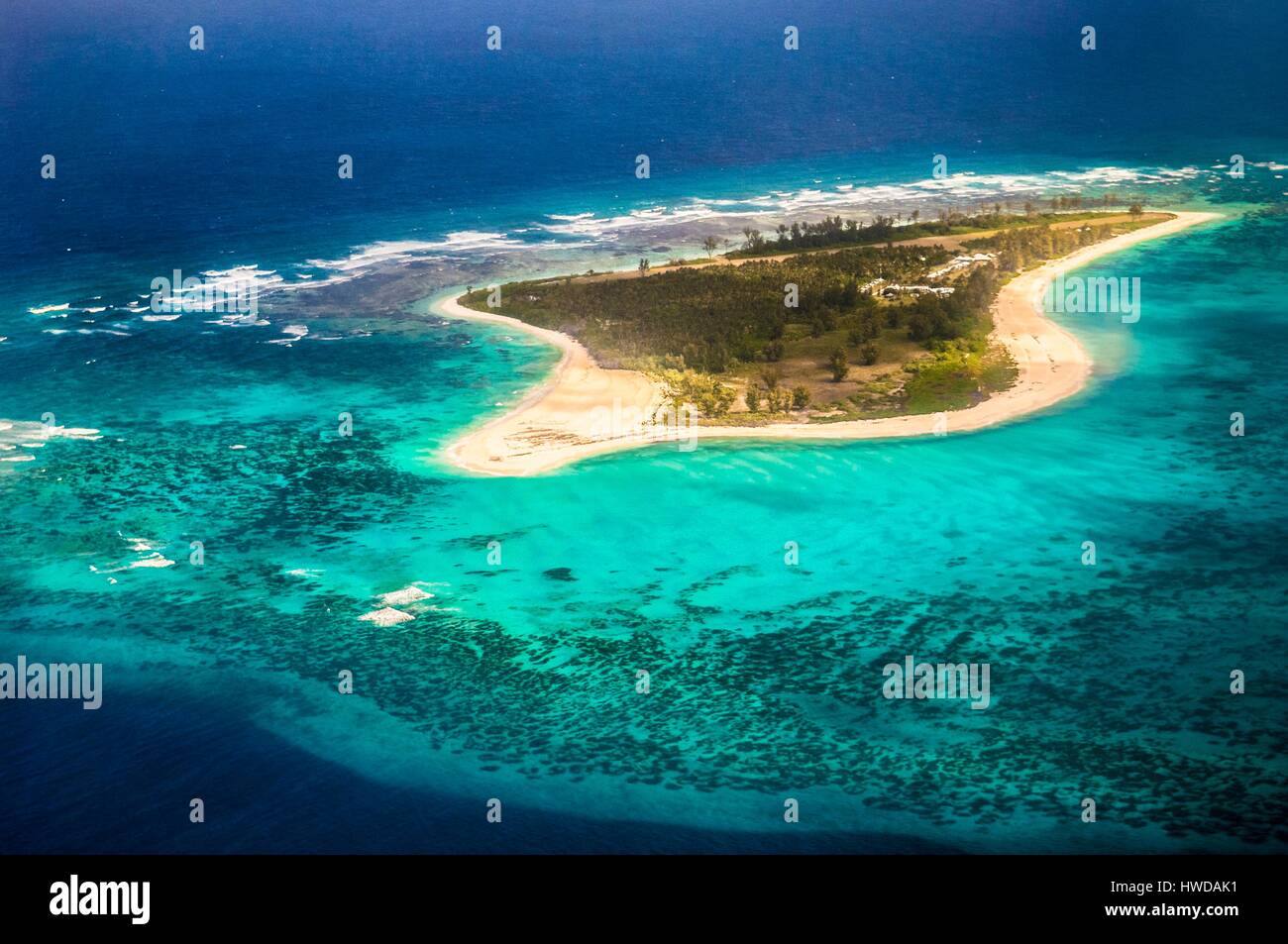 Seychelles, Bird Island, l'isola, il suo lodge e la sua laguna (vista aerea) Foto Stock