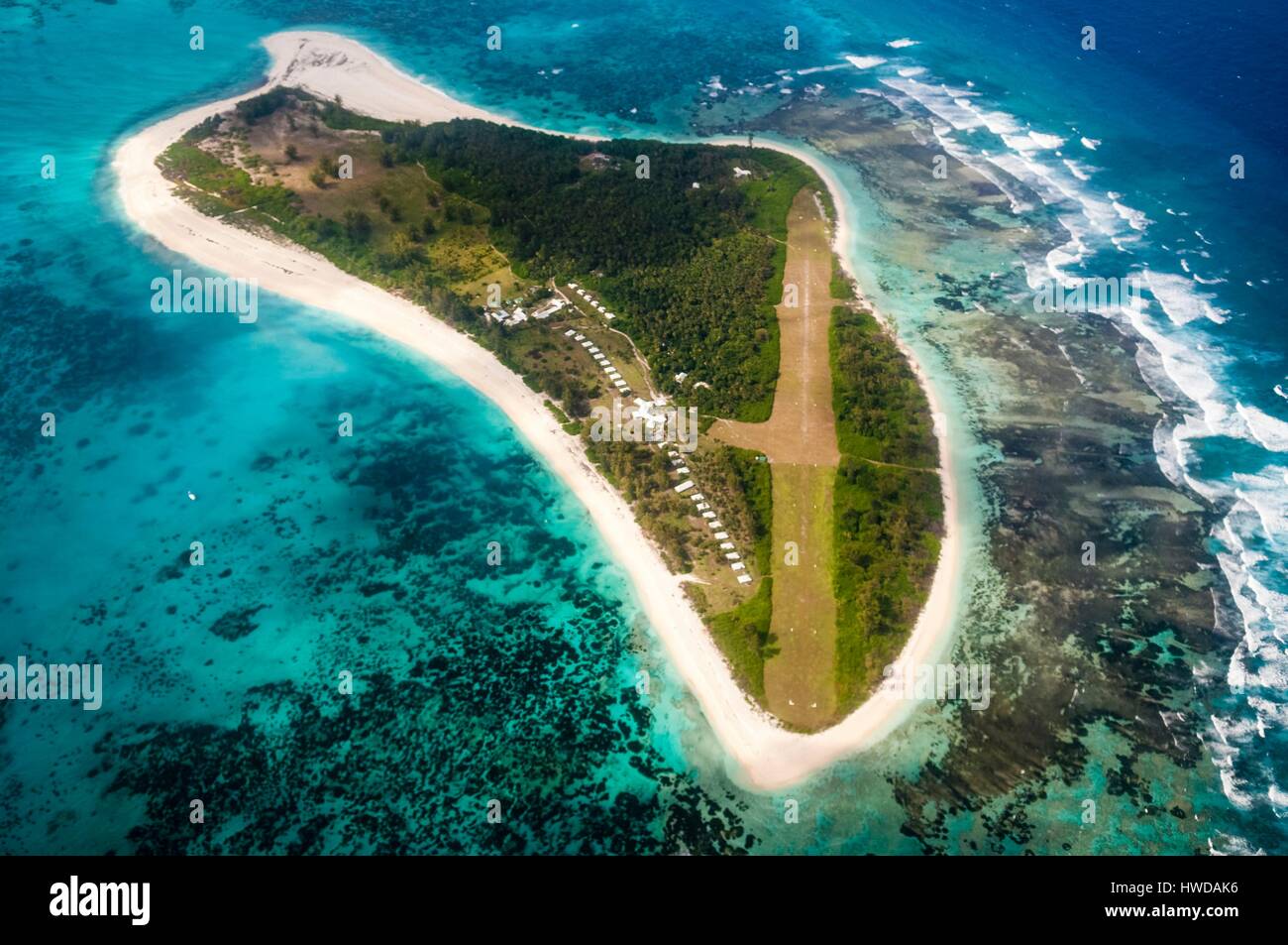 Seychelles, Bird Island, l'isola, il suo lodge e la sua laguna (vista aerea) Foto Stock