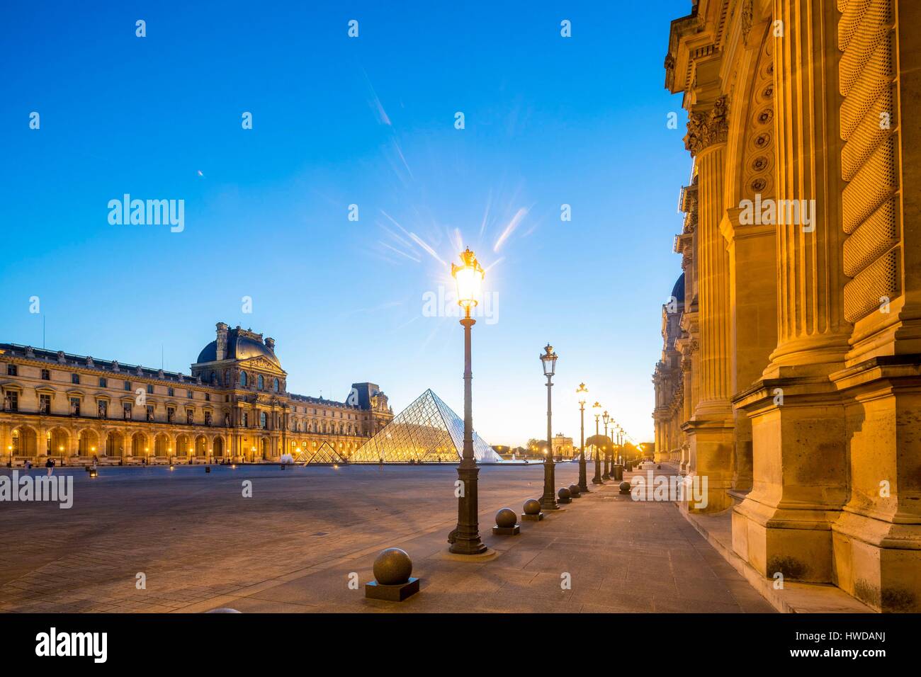 Francia, Parigi, zona elencata come patrimonio mondiale dall'UNESCO, la Piramide del Louvre dall'architetto IM Pei e la facciata della Cour Napoleone Foto Stock