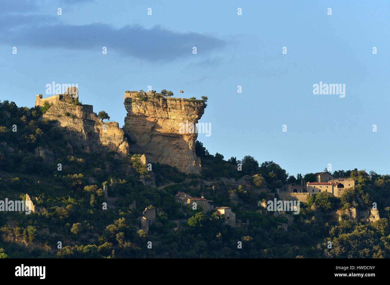 Francia, Aveyron, riviere sur tarn, Peyrelade castello del XI secolo che domina la Gorges du Tarn Foto Stock