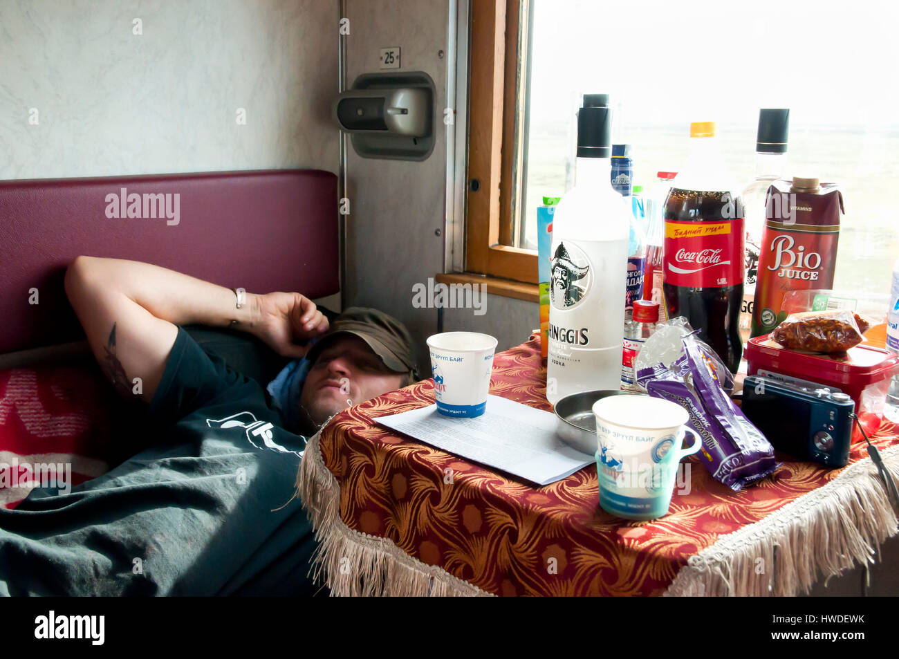 La Siberia, Russia - 14 Maggio 2012: stanchi di passeggeri in una cabina a bordo della transiberiana treno da Pechino a Mosca Foto Stock