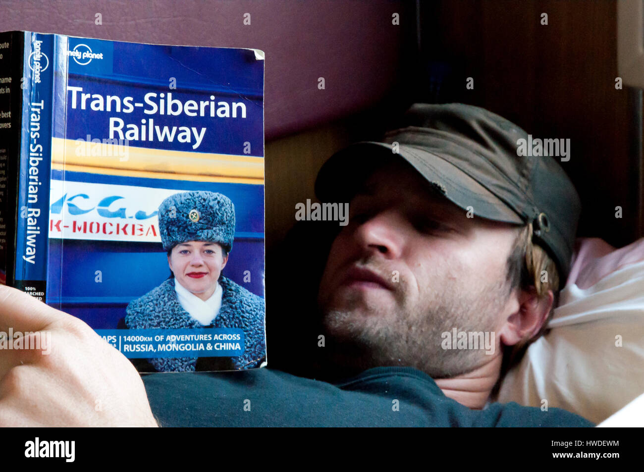 La Siberia, Russia - 18 Maggio 2012: Turistica lettura passeggero Trans-Siberian viaggio ferroviario a bordo del treno Foto Stock