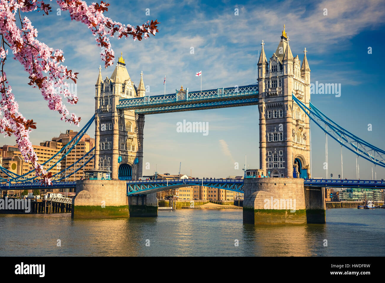 Il Tower Bridge di Londra a molla Foto Stock