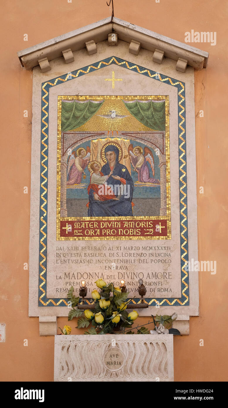 Immagine della Vergine Maria con il bambino Gesù sulla facciata di un palazzo in Roma (Italia) il 03 settembre 2016. Foto Stock