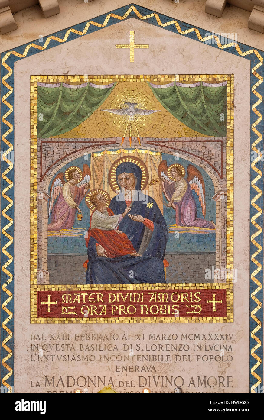 Immagine della Vergine Maria con il bambino Gesù sulla facciata di un palazzo in Roma (Italia) il 03 settembre 2016. Foto Stock