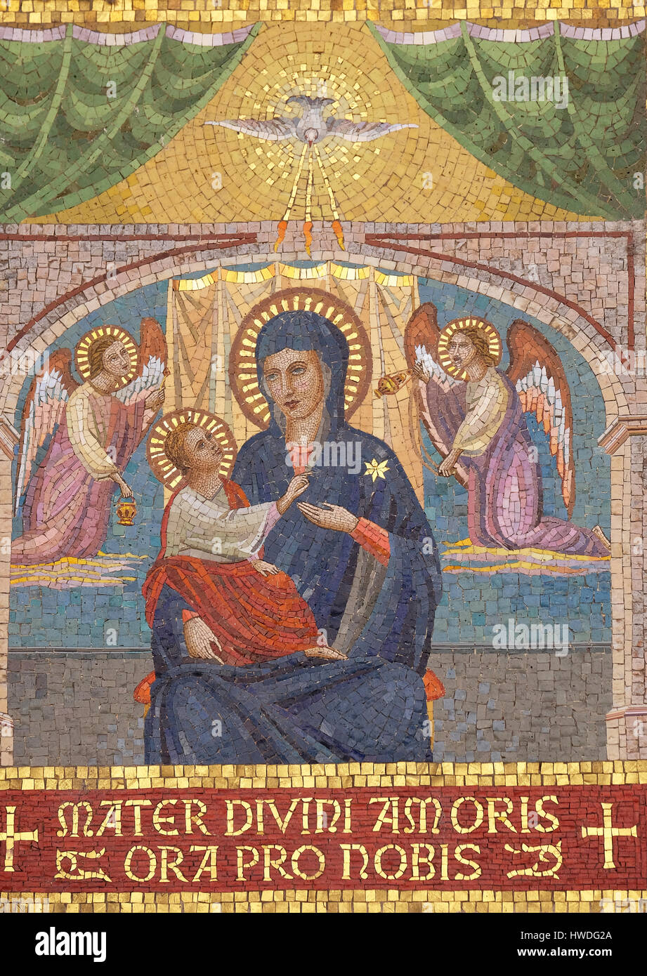 Immagine della Vergine Maria con il bambino Gesù sulla facciata di un palazzo in Roma (Italia) il 03 settembre 2016. Foto Stock