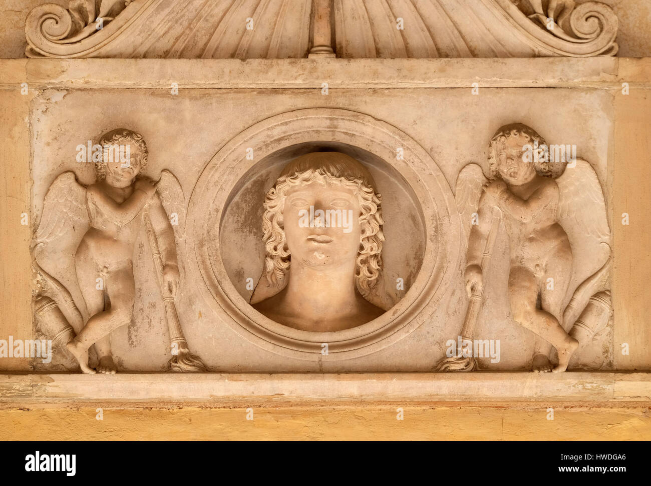 Giovane uomo di famiglia Colonna, fiancheggiata da una coppia di amorini con torce downturned, basso rilievo nel portico della chiesa dei Santi XII Apostoli a Roma Foto Stock