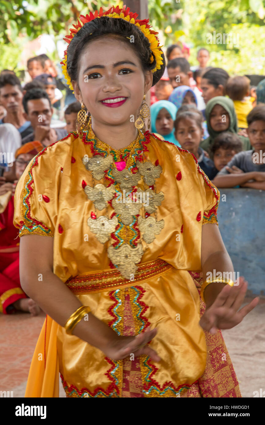Ballerino alla danza di benvenuto, Kenanaga, Satonda, Indonesia Foto Stock