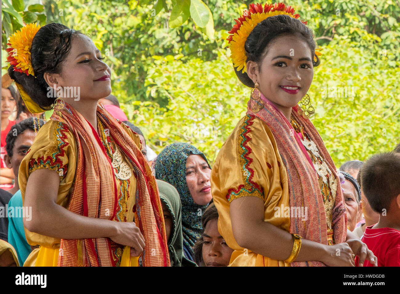 Ballerini di danza di benvenuto, Kenanaga, Satonda, Indonesia Foto Stock