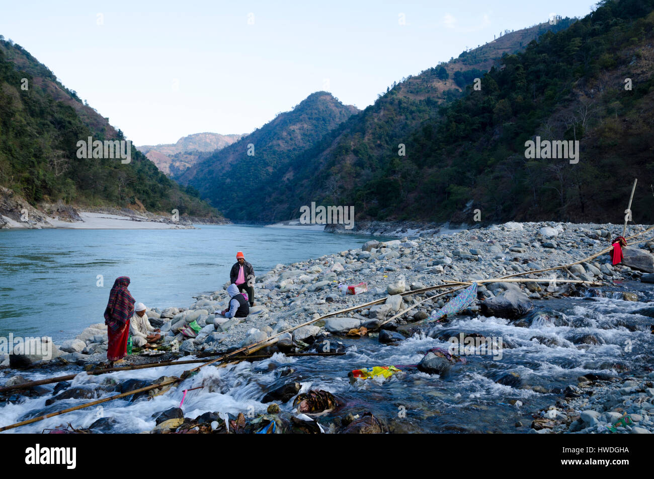 Persone che svolgono Shraddha, rende omaggio al padre, in Baraha Chhetra area del tempio con saptakoshi fiume Sunsari in Nepal Foto Stock