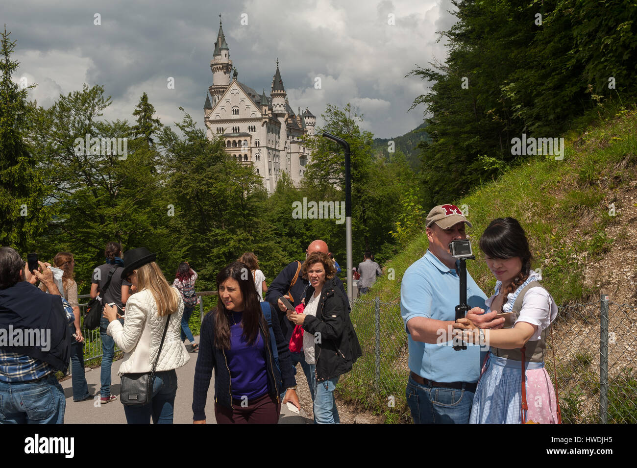 Hohenschwangau, Germania, turisti fotografata davanti al Castello di Neuschwanstein Foto Stock