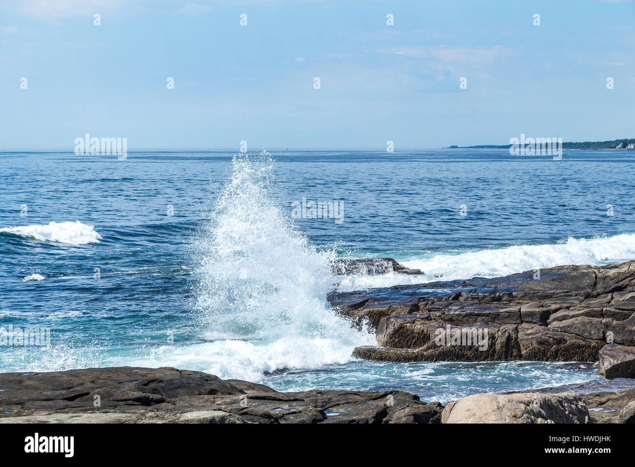 Maine il rocky, foresta-costa alberata ha più litorale di California, con insenature, calette e baie lambite dal frigida acque dell'Oceano Atlantico, anche in warmes Foto Stock