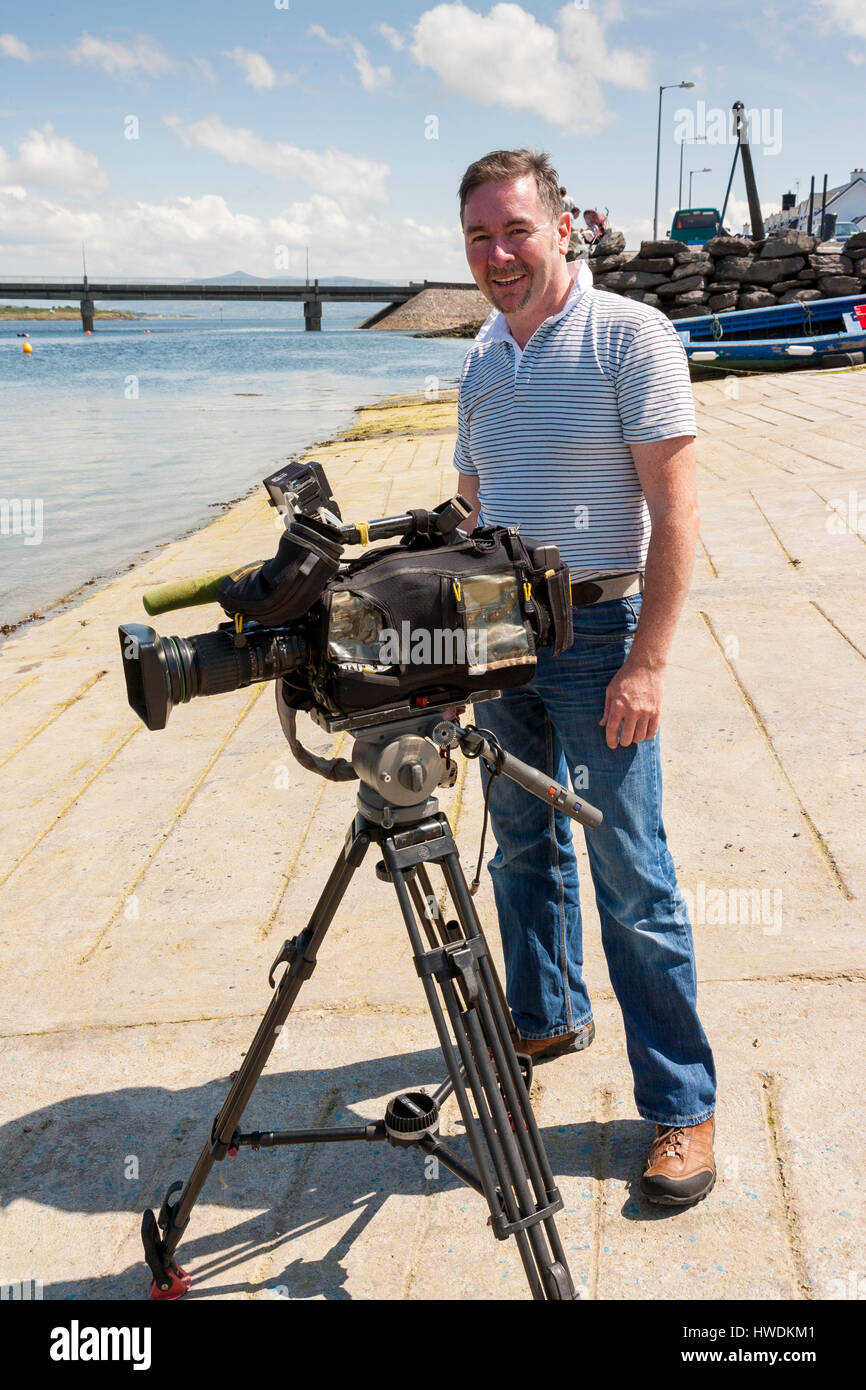Cameraman tv con la nazionale irlandese di emittente RTE sulla posizione nella Contea di Kerry, la registrazione per un documentario in programma. Foto Stock