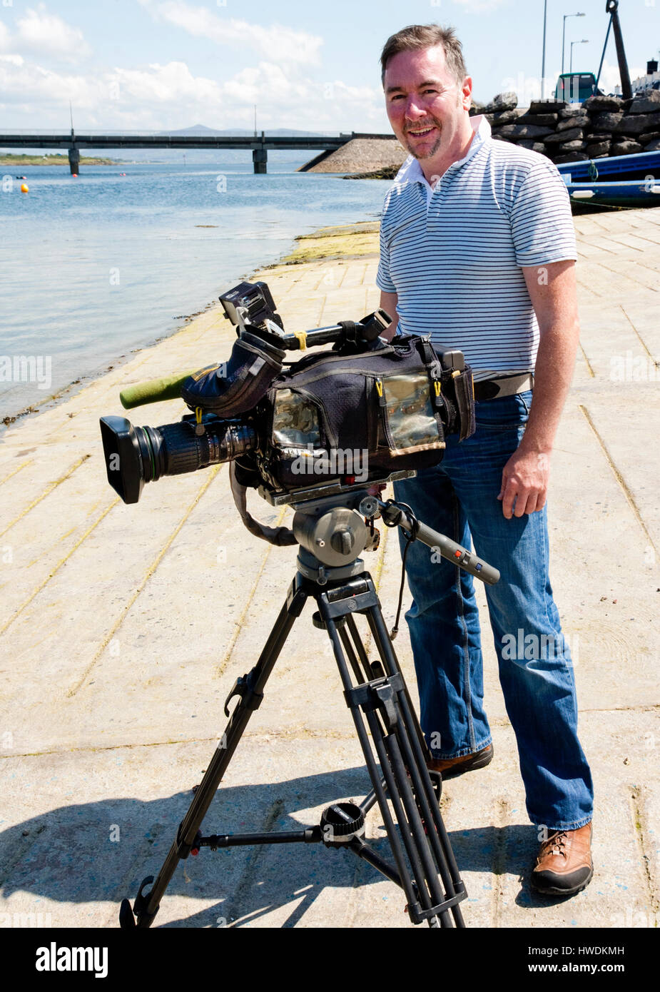 Cameraman tv con la nazionale irlandese di emittente RTE sulla posizione nella Contea di Kerry, la registrazione per un documentario in programma. Foto Stock