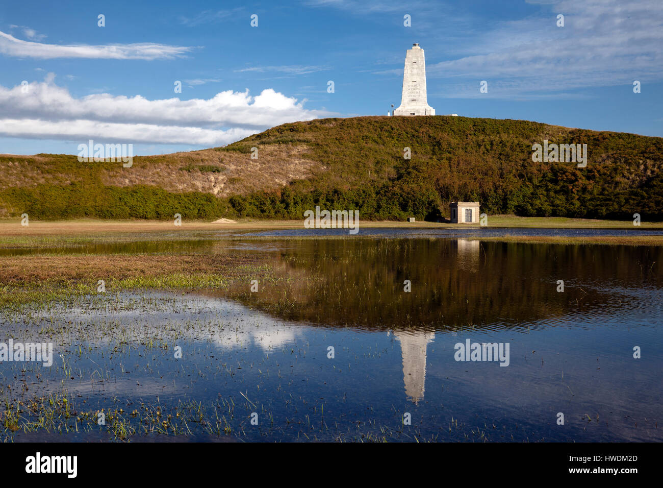 NC00650-00...CAROLINA DEL NORD - Un monumento per i fratelli Wright si riflette nelle acque di esondazione presso il Wright Brothers National Memorial a Kitty Hawk. Foto Stock