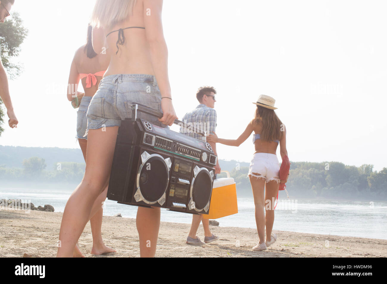 Gruppo di amici gustando beach party Foto Stock