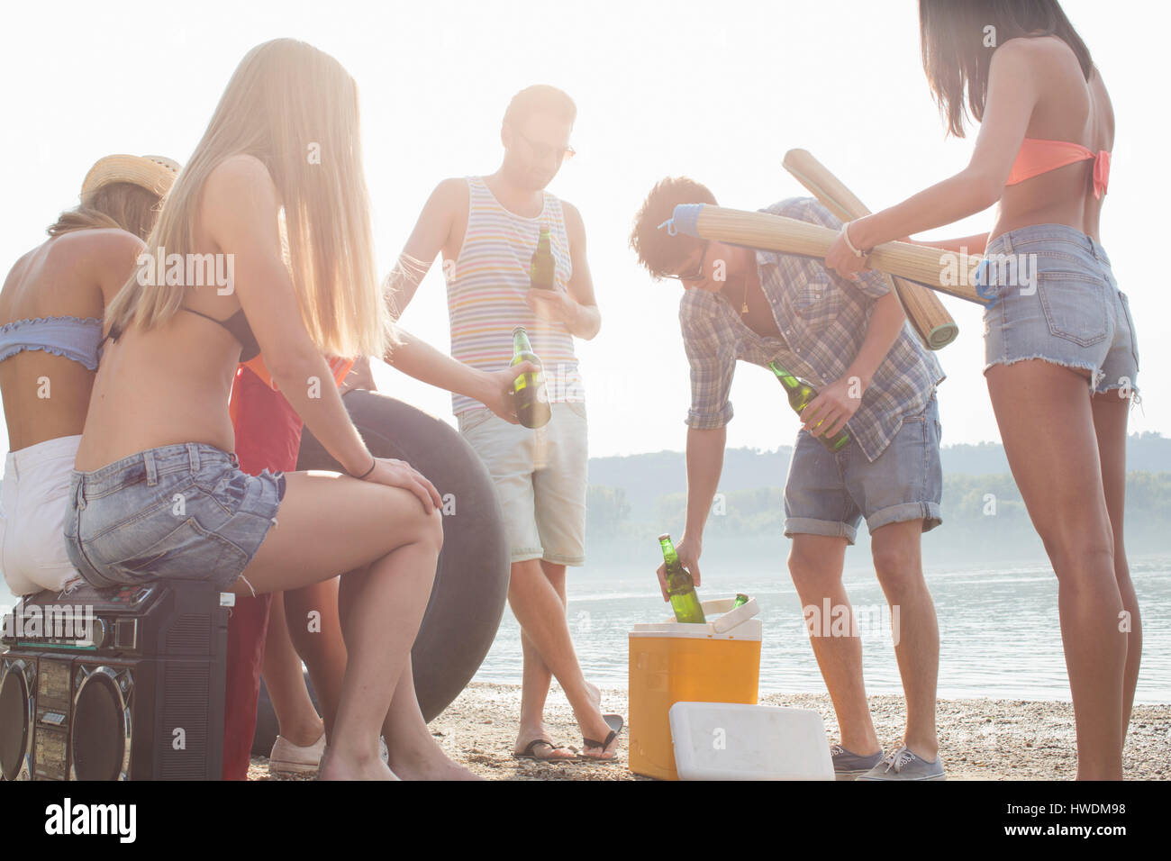 Gruppo di amici gustando beach party Foto Stock