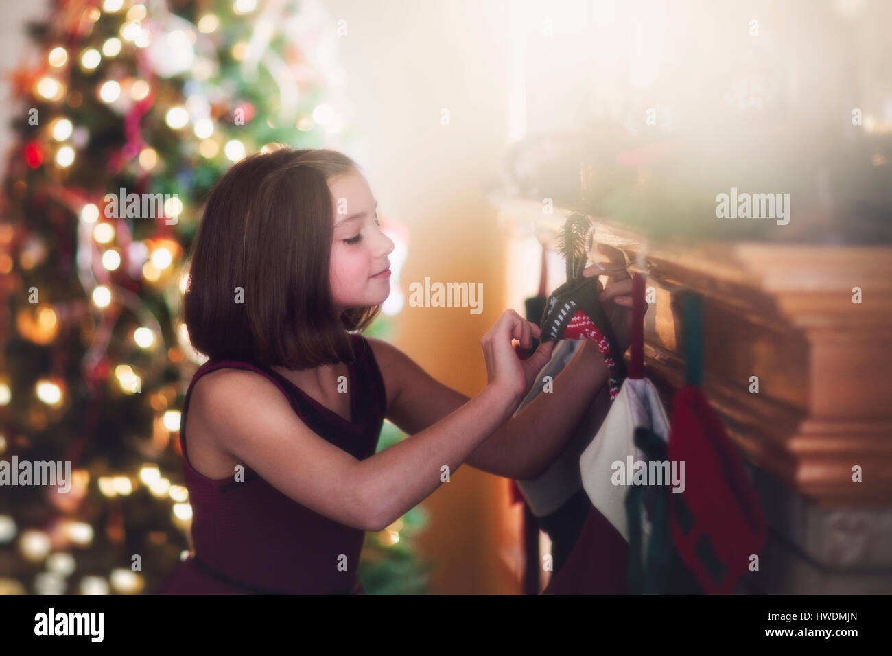 Ragazza giovane guardando alla calza di Natale Foto Stock