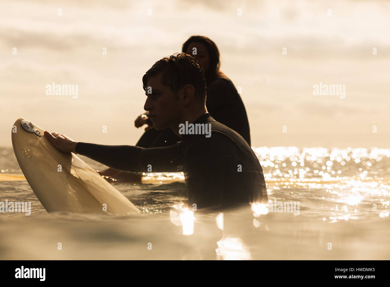 Due amici in mare con tavole da surf Foto Stock