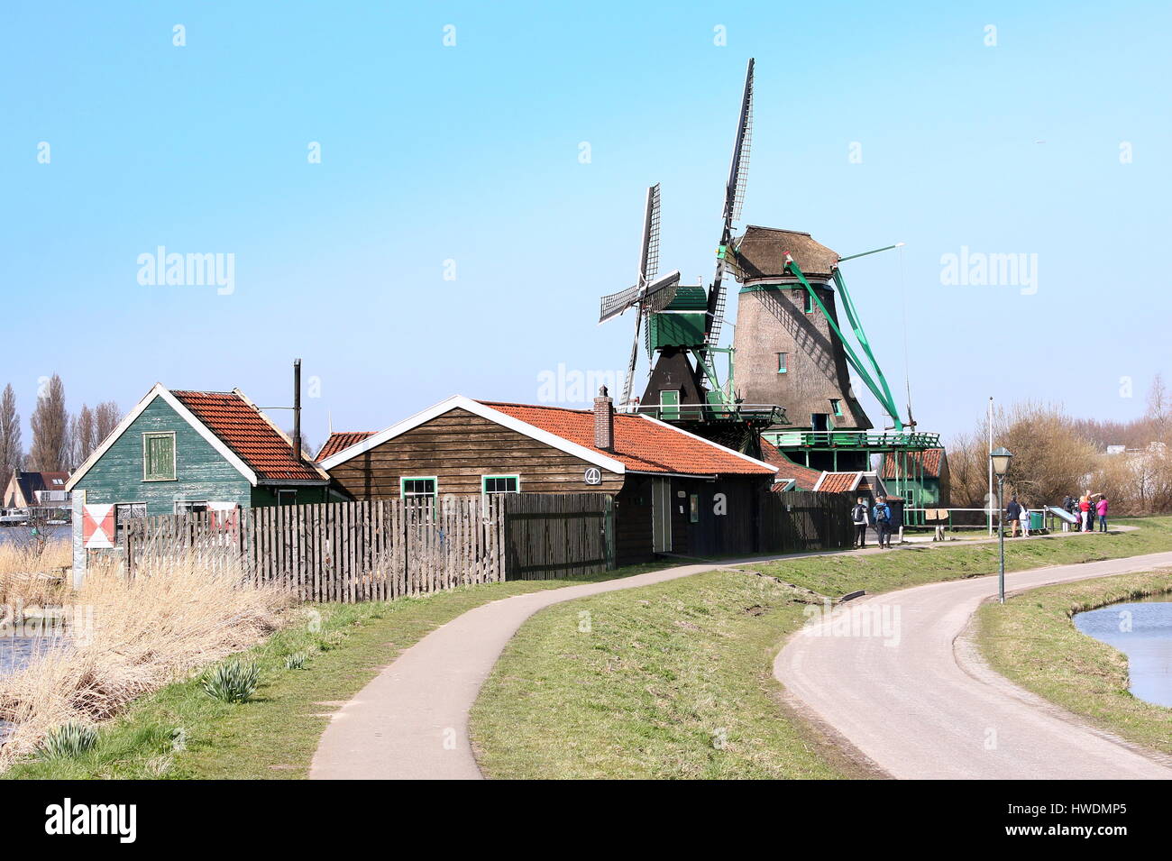 Zaanse Schans, Zaandam/Zaandijk, Paesi Bassi. Segheria Het Klaverblad (Il Clover Leaf) & tardo secolo17th frantoio De Bonte Hen (notato Hen) Foto Stock