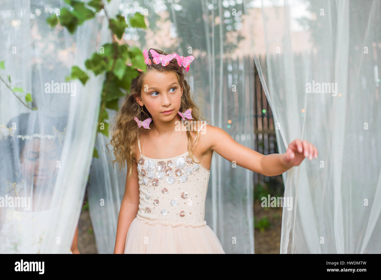 Ritratto di giovane ragazza vestita come fata, camminando attraverso il materiale puro e semplice Foto Stock