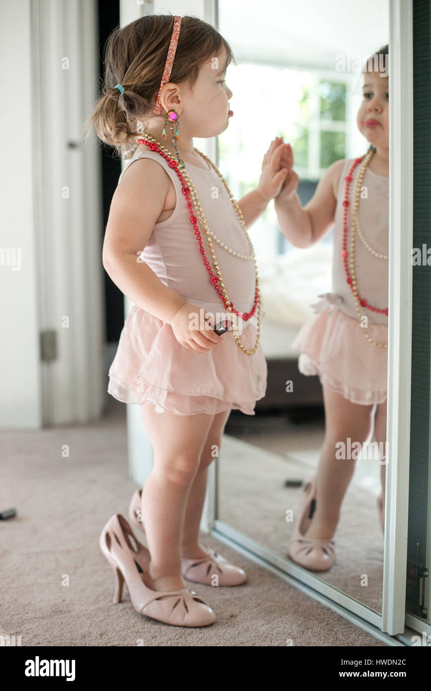 Ragazza vestire il, giocando con il rossetto Foto Stock