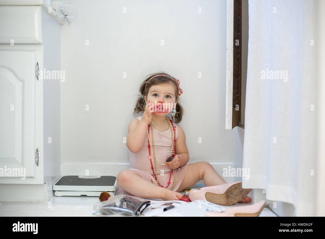 Ragazza vestire il, giocando con il rossetto Foto Stock