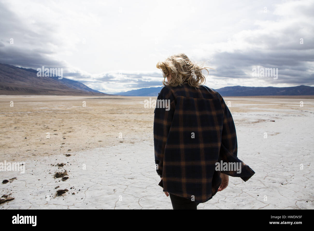 Donna che cammina nel Parco Nazionale della Valle della Morte, California, US Foto Stock