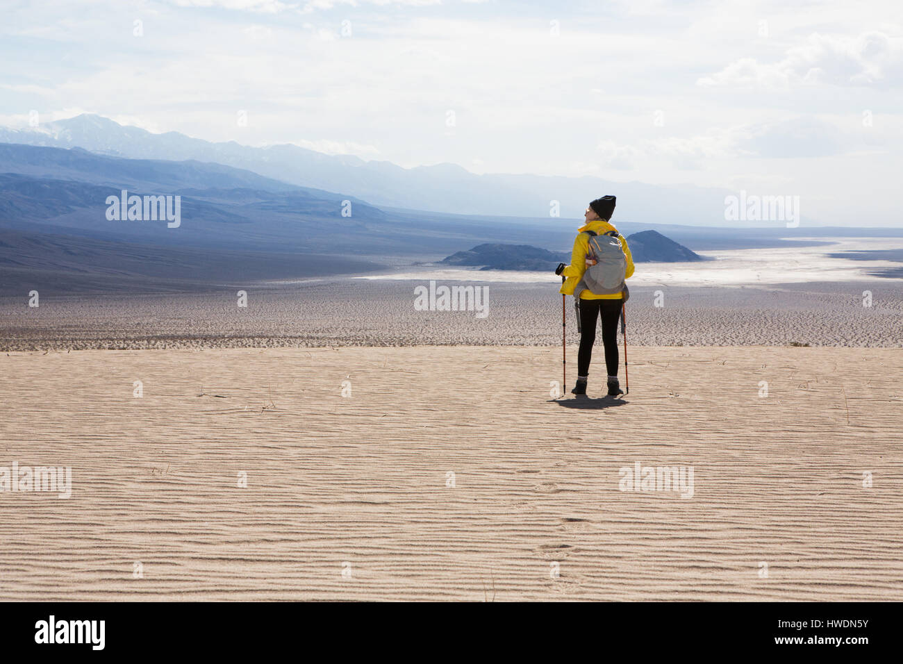 Trekker prendendo in luoghi, il Parco Nazionale della Valle della Morte, California, US Foto Stock