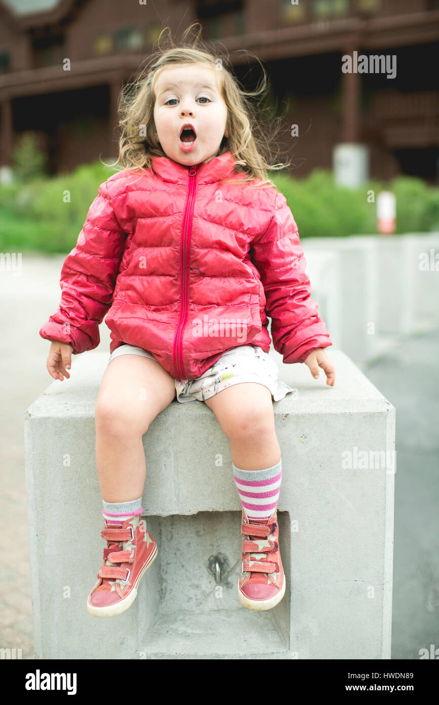 Ritratto di una ragazza, la bocca aperta guardando la fotocamera Foto Stock